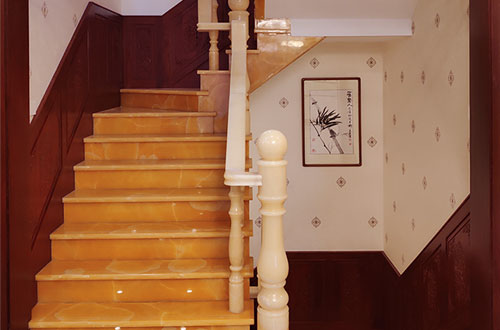 西城中式别墅室内汉白玉石楼梯的定制安装装饰效果